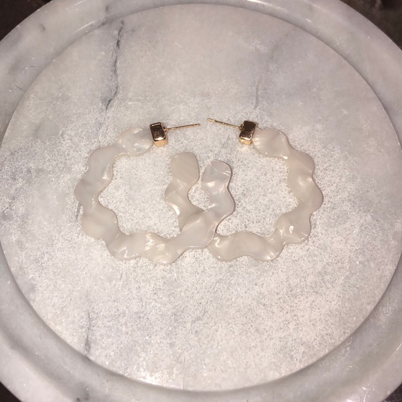 5/$25 White Opal & Gold Scalloped Earrings - Picture 1 of 1